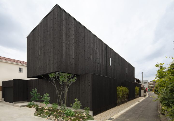 北東より外観を眺める