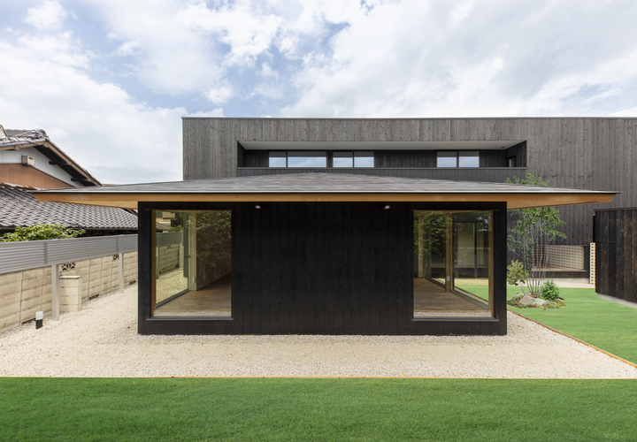 南庭より外観を眺める