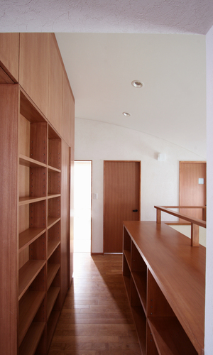 収納＆ギャラリーとしての２階の廊下