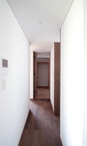 リビングから各諸室への廊下