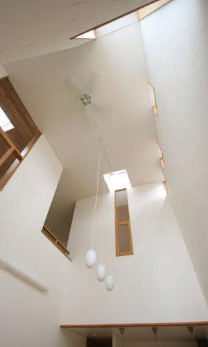 ダイニング見上げ（上部窓とトップライトは電動式）