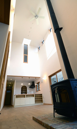 リビングよりダイニング、キッチンを望む