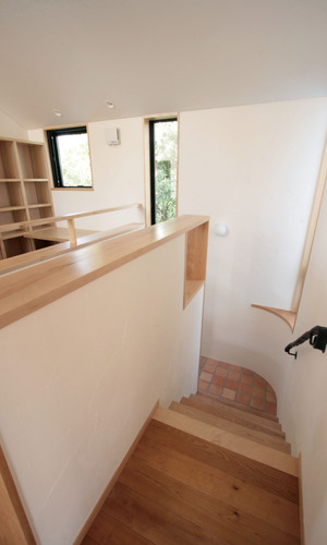 上階の書斎につながる階段