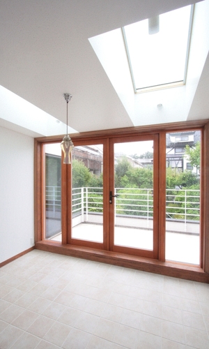 テラスに面した半屋外的なダイニング