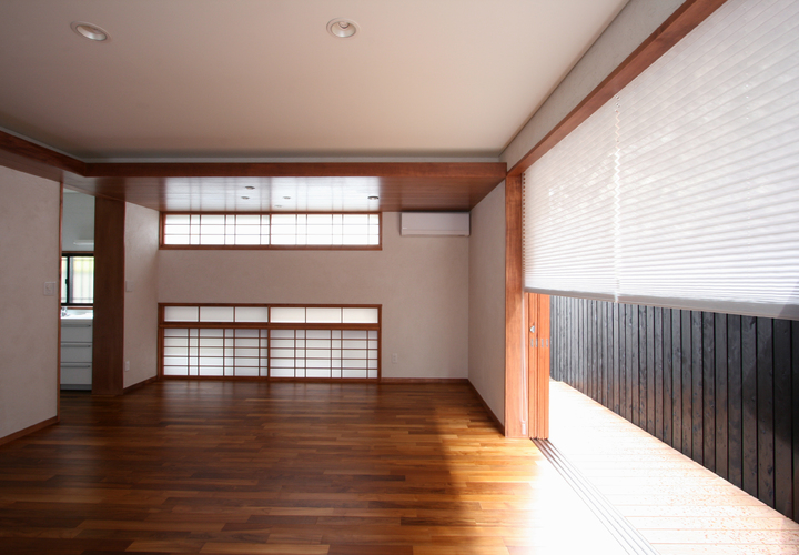 リビングよりダイニングを望む