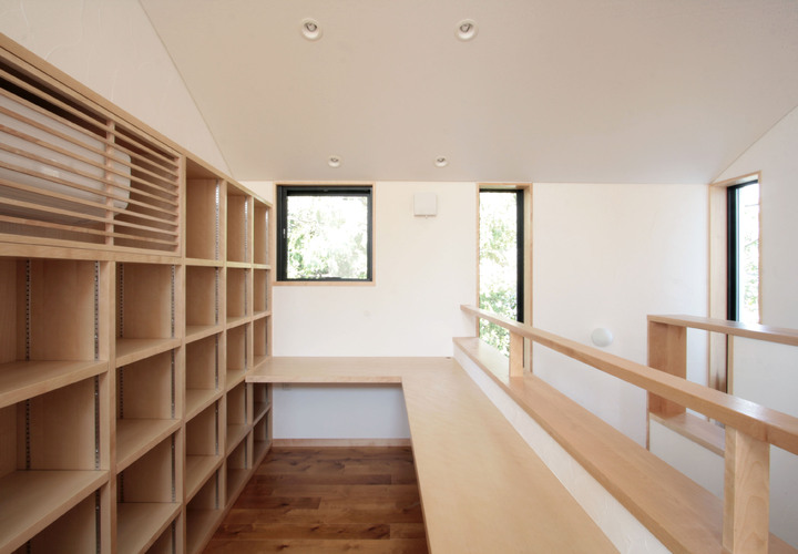 階段上部の書斎