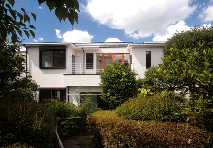 庭から見た外観