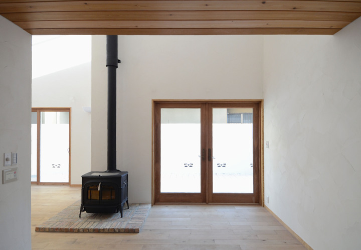 リビングより南庭を望む