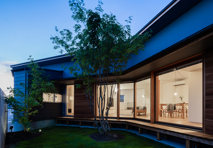 中庭をくの字で囲む