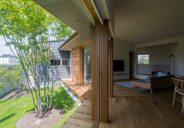 大きな木製建具の開口