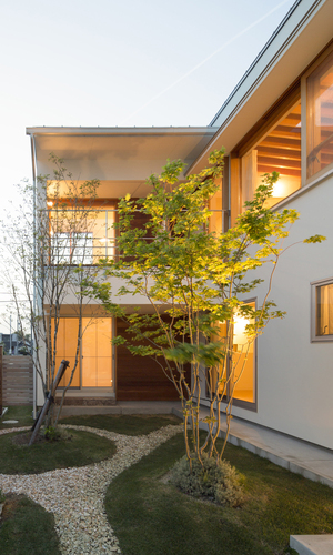 中庭をコの字で囲む