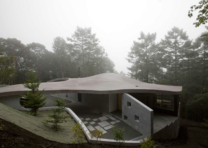 軽井沢カウンターポイント - 森に浮かぶコンクリート屋根の別荘 -