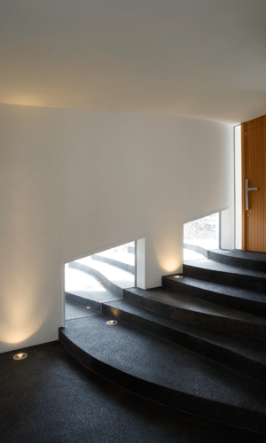 棚田のような階段のあるエントランスホール