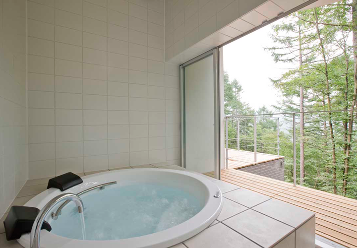 テラス越しに外部に開かれた浴室