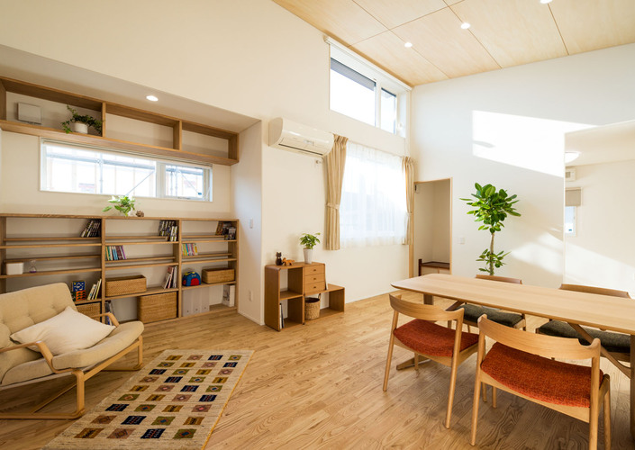 木質感あふれるインナーガレージハウス ～家族が集う2階リビングの家