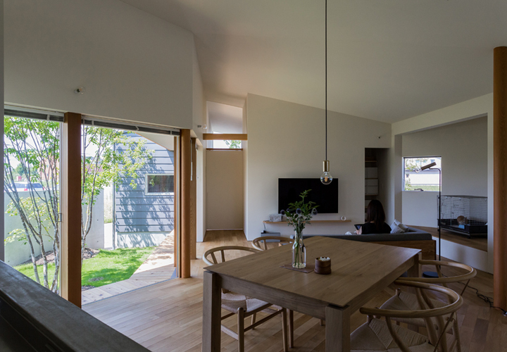 キッチンより食堂・居間を眺める