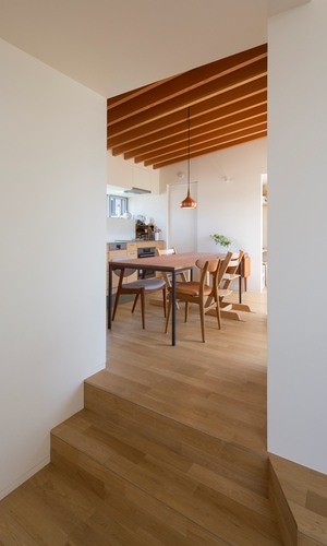 居間より食堂を望む