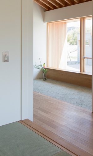 客間よりダイニング方向を見る