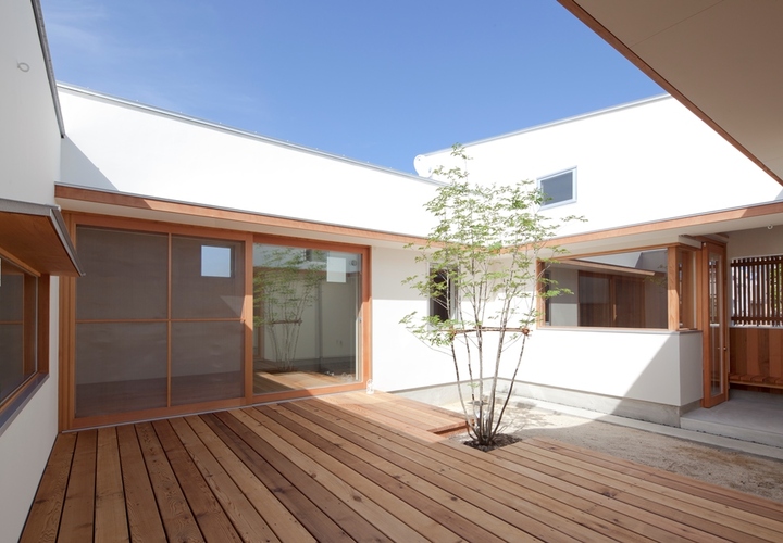 中庭デッキ