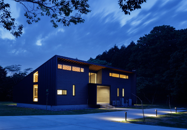 佐倉の別荘｜建物外観（夜景）