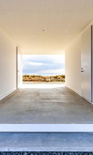 水平線の家｜エントランスピロティー