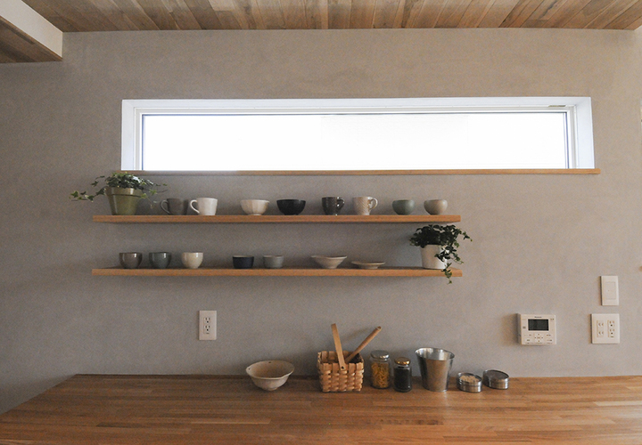 漆喰の壁とかわいい収納