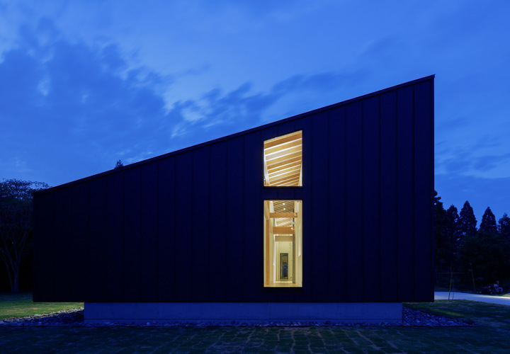 佐倉の別荘｜建物外観（夜景）