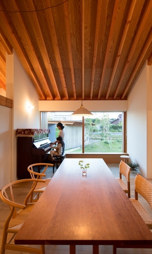 食堂台所より庭を眺める