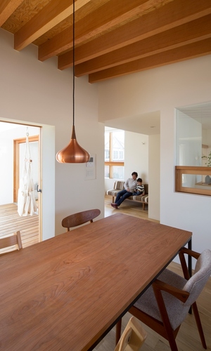 食堂より居間を眺める