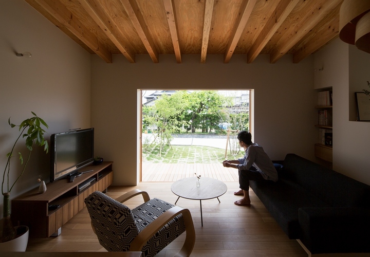 リビングよりウッドデッキ、庭方向を見る。