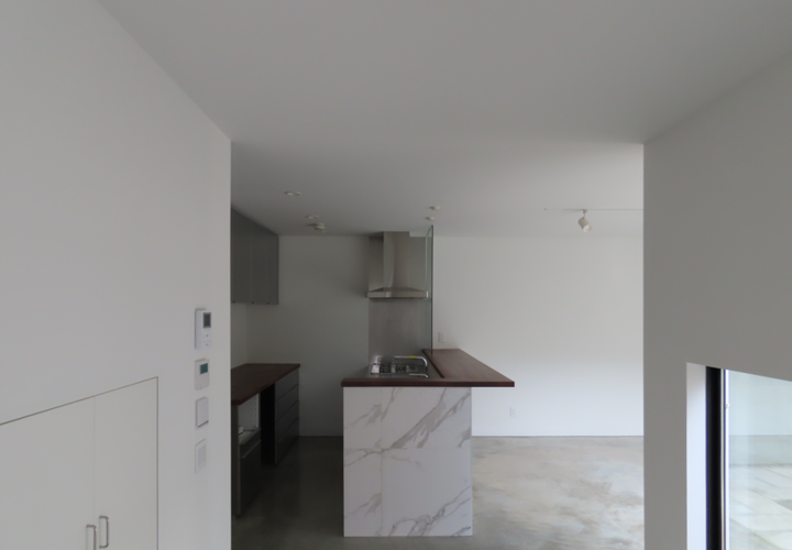 ダイニングよりキッチンをみる