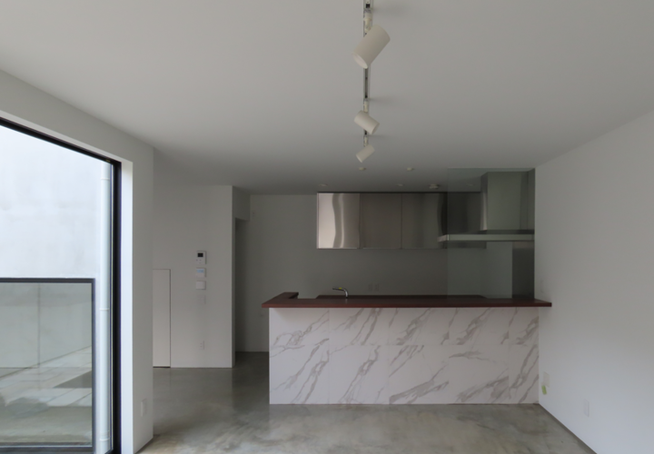 リビングよりキッチンをみる