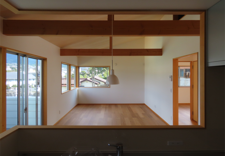 ２階キッチンよりリビングダイニングをみる