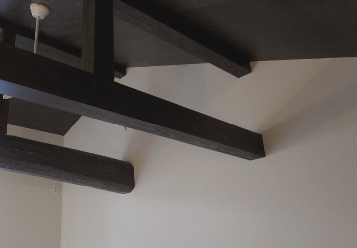 小屋組みの丸太梁