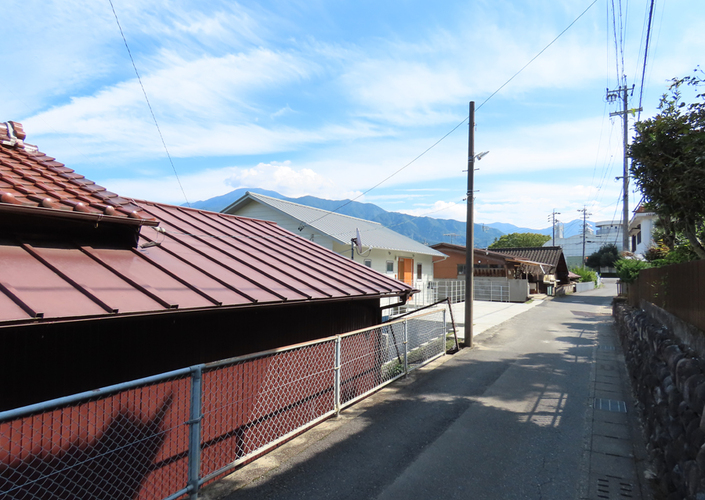 傾斜地に建つブリッジの家