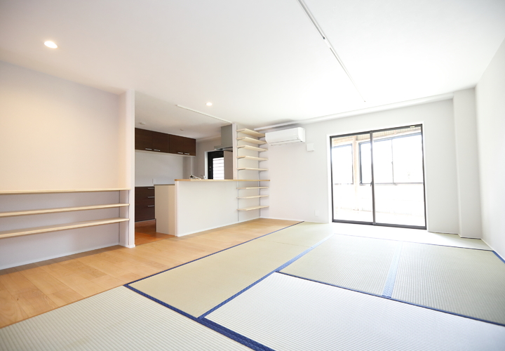 家族全員で食事を楽しむリビングダイニング