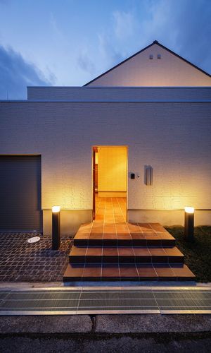 夜の玄関ポーチ