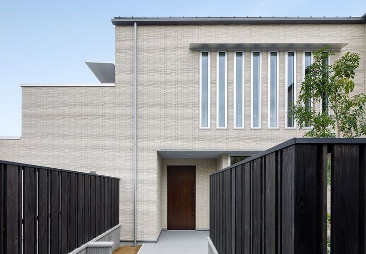 全面タイル張りの外観