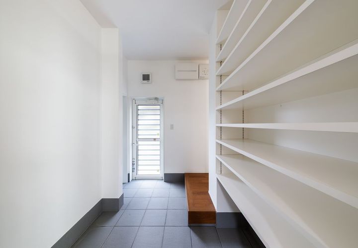 玄関土間からそのまま入れる玄関収納