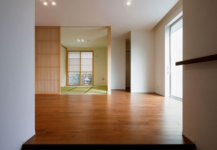 玄関に入ると２つの庭が見えます