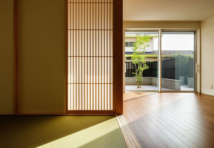 和室から中庭を見る