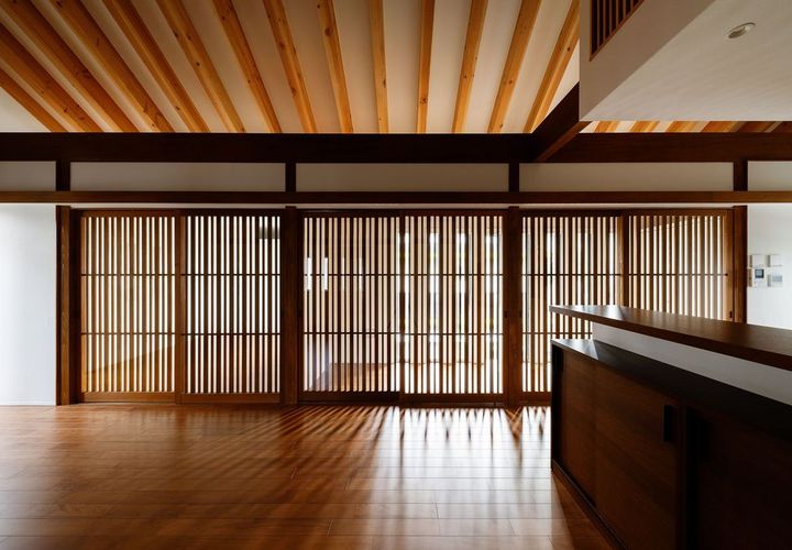 リビングダイニングは落ち着いた和の空間