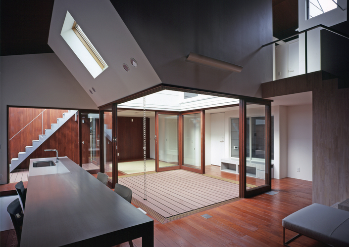 ３つの中庭がある線路沿いの住まい「東村山M邸」