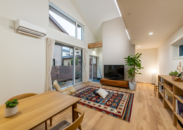 勾配天井の大きな吹抜けが暮らしを一つにする家