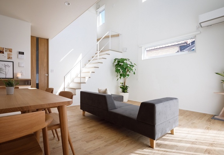 階段と一体になった大きな吹抜けのあるリビング