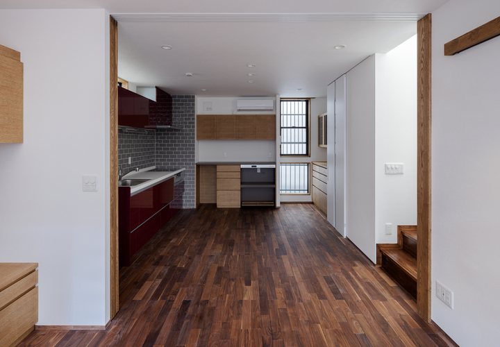 リビング階段のあるダイニングキッチン「光をつかむ家（light fall house）