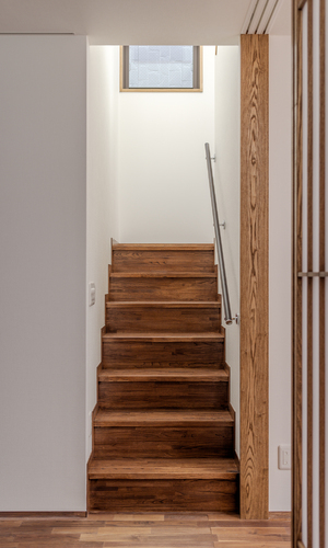 リビング階段は、光をリビングに差し込む「光をつかむ家（light fall house）