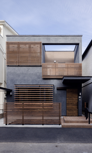 外観・ルーバーとグレーの薄墨左官「光をつかむ家（light fall house）