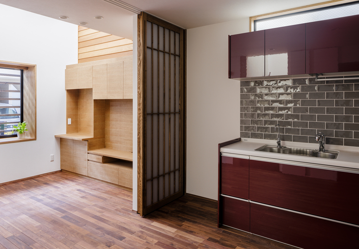 ダイニングキッチン→吹抜けのリビング「光をつかむ家（light fall house）