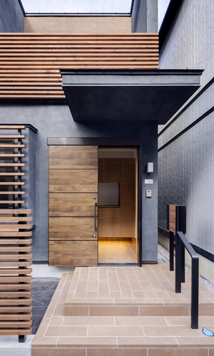 玄関外観・ルーバーとグレーの薄墨左官「光をつかむ家（light fall house）」